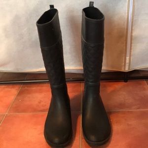 Black quilted pattern rain boots